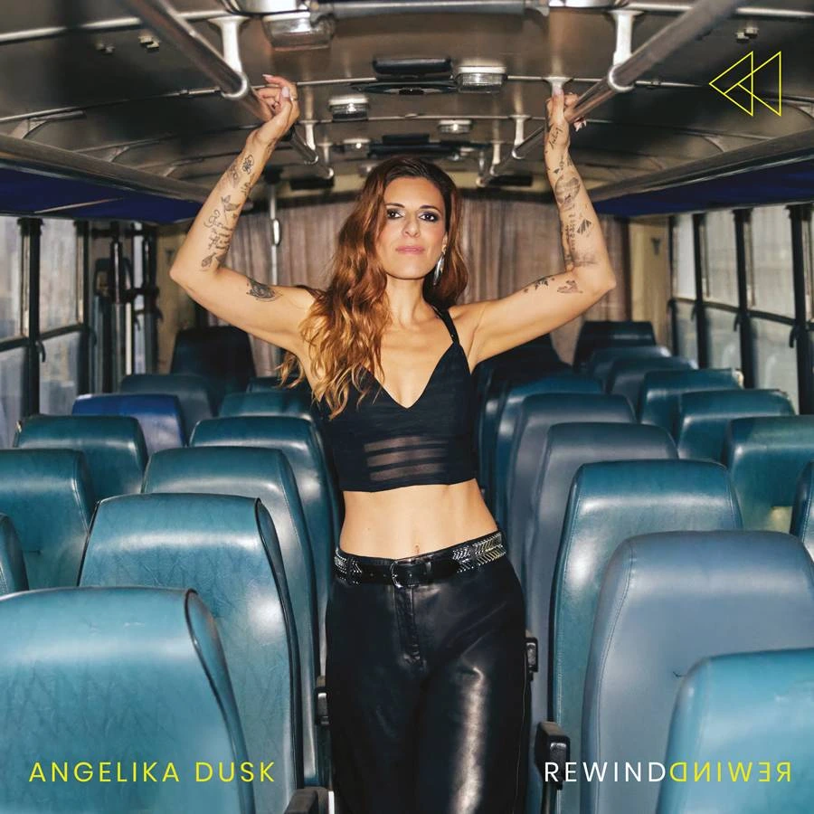 Angelika Dusk: Πατάει «Rewind» και φέρνει τα 80’s στο σήμερα