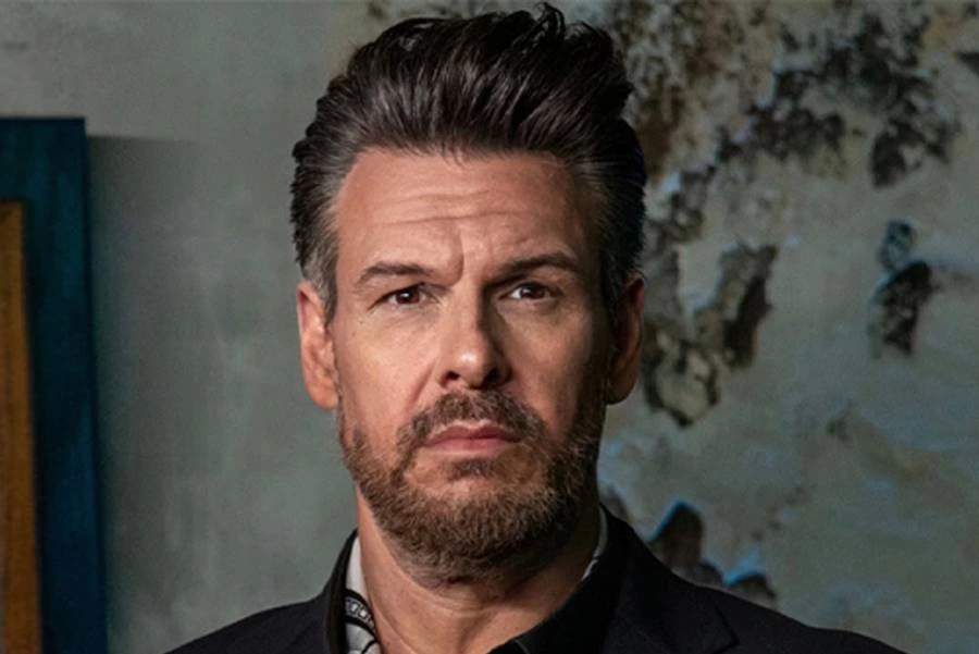 Ο Πάνος Κιάμος παρουσιάζει το νέο του τραγούδι «Ανοιχτή Ακρόαση»